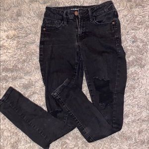 Mid-rise black ripped jeans!